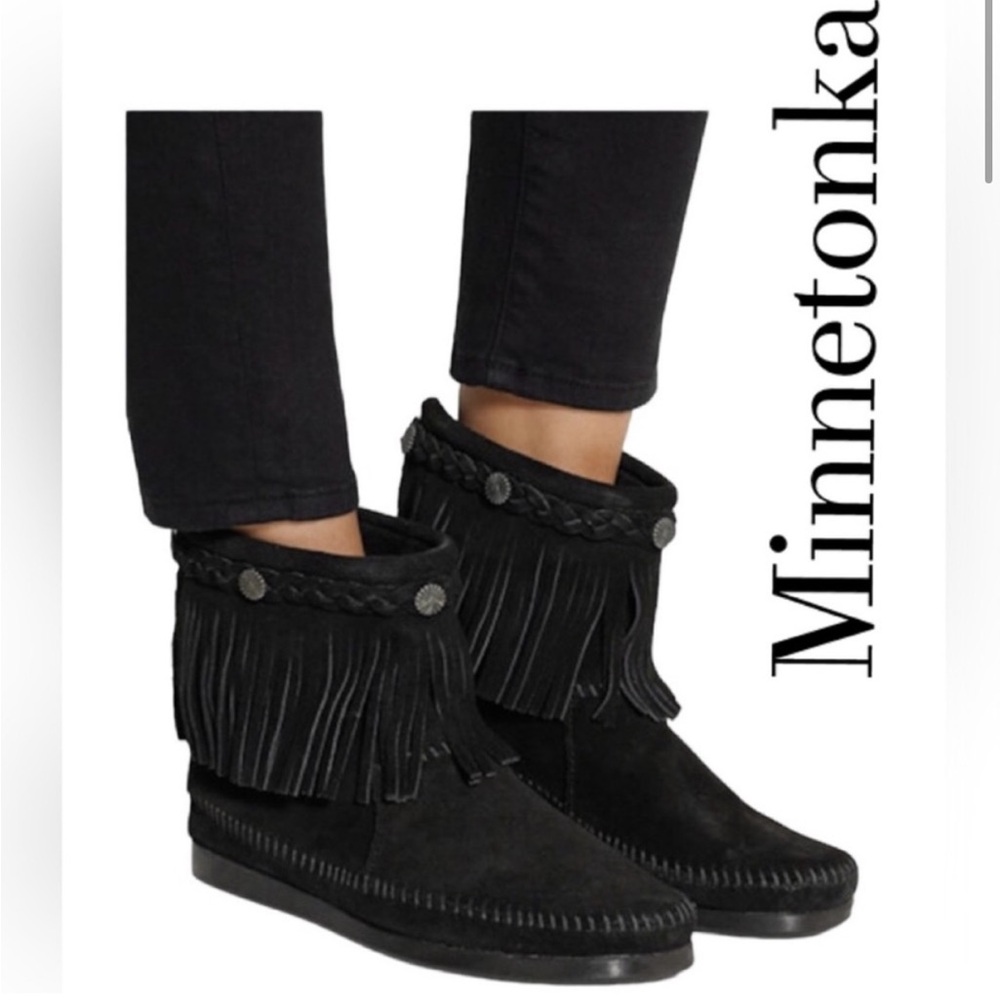 Like New! Minnetonka High Top Back Zip black suede fringe ankle boot size 6